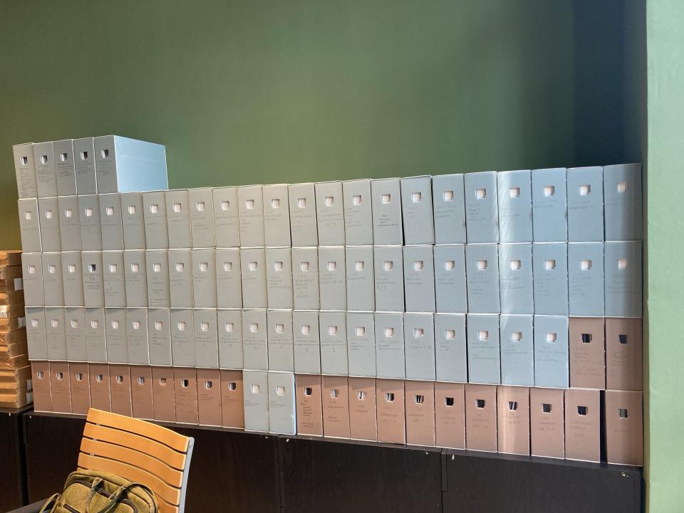 De archiefdozen van 3 jaren Literatuur Vlaanderen opeengestapeld