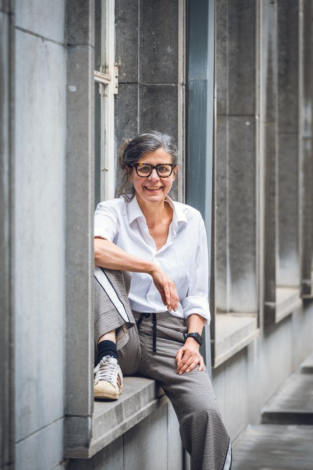 Anne Provoost op het binnenplein van het Letterenhuis