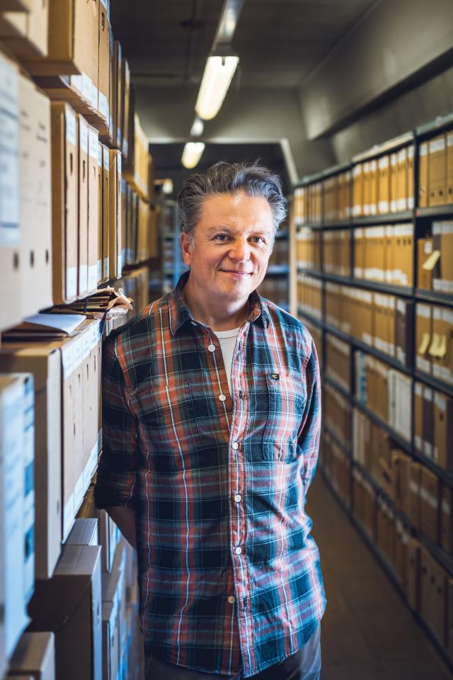 Dimitri Bontenakel in het archiefdepot in het Letterenhuis