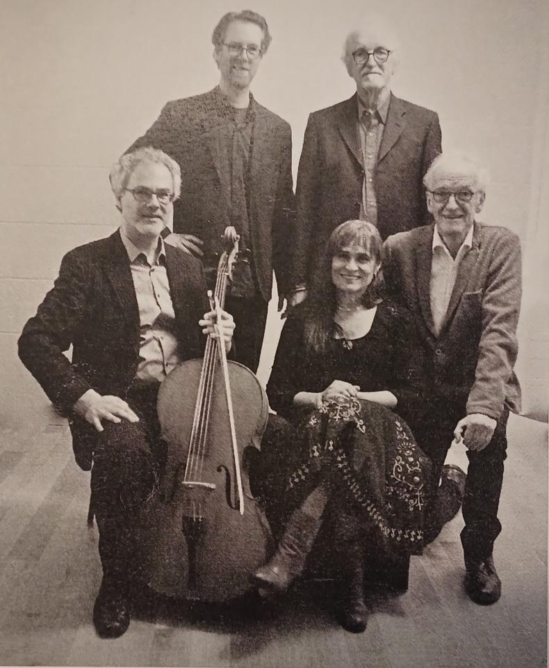 Groepsfoto met Kristien Hemmerechts en 4 mannen