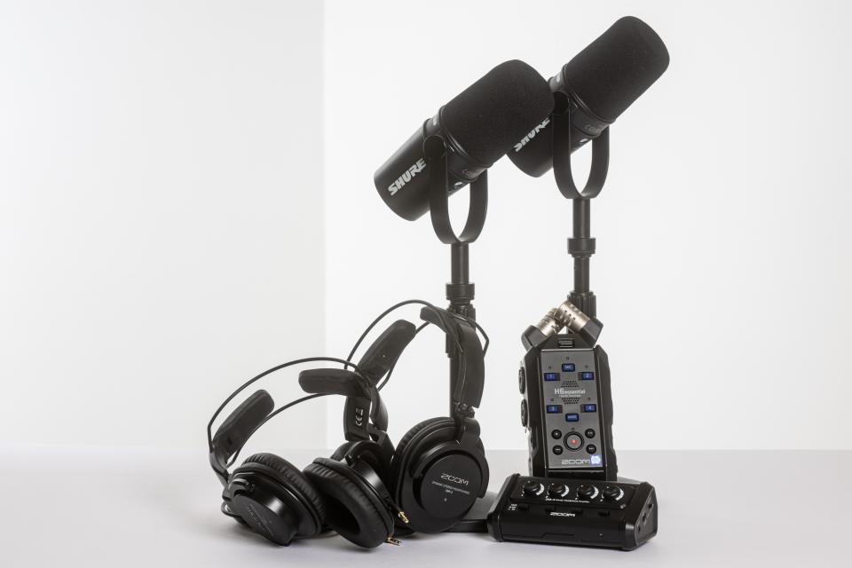 Podcastset bestaande uit microfoons, koptelefoons, versterker en recorder