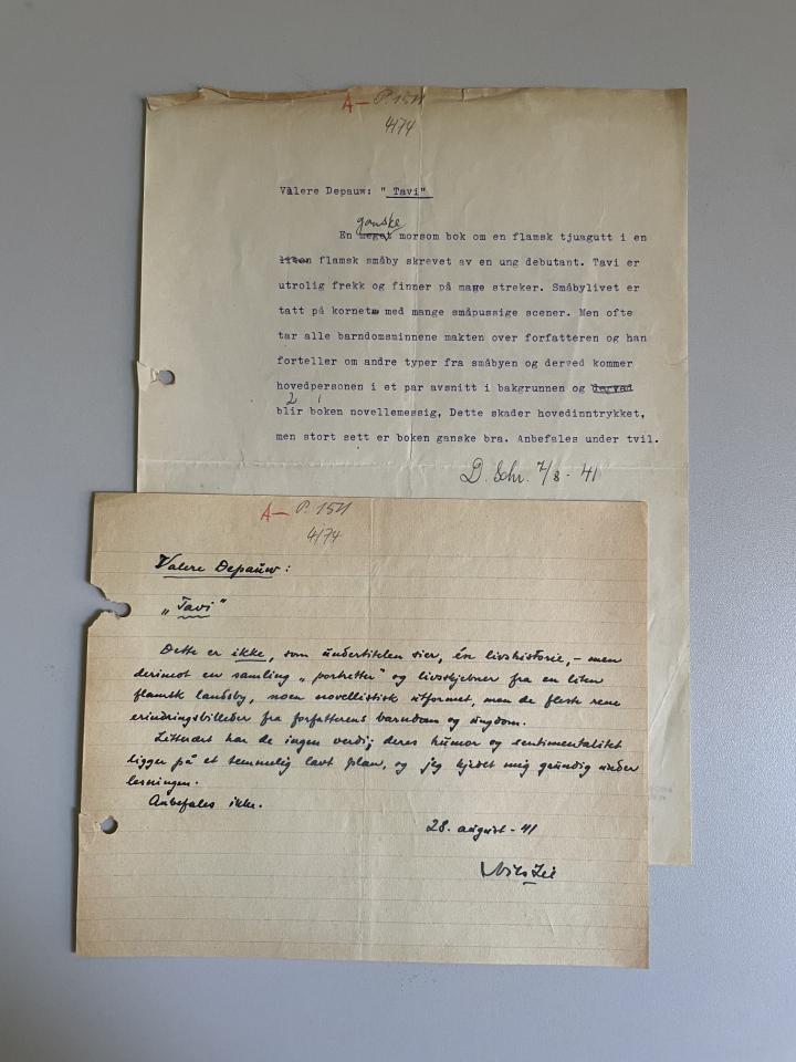 Twee vergeelde bladen papier, waarvan één geschreven en één gedrukte recensie in het Noors