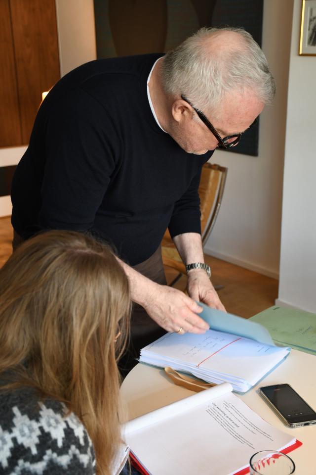 Van Zadelhoff toont een map met enkele documenten uit zijn archief