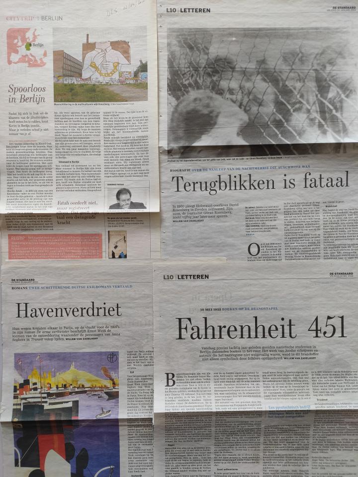 Foto van een aantal krantenpagina's met recensies van Van Zadelhoff in de Standaard der Letteren