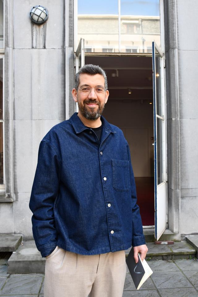 Portretfoto van Imade Annouri op de binnenkoer van het Letterenhuis
