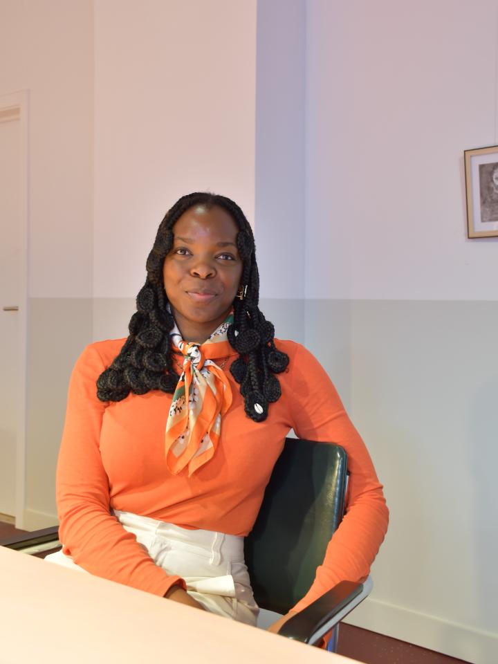 Portretfoto van Brenda Anyango in het Letterenhuis