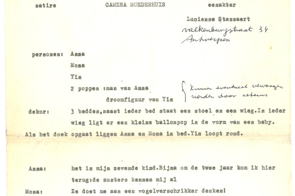 Een typoscript van Lucianne Stassaert waarin een dialoog start tussen twee vrouwen in een moederhuis.
