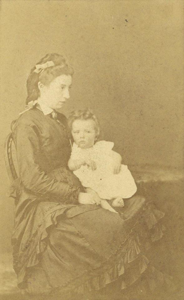Marie Antheunis-Conscience met haar zoontje Hendrik, 1872.