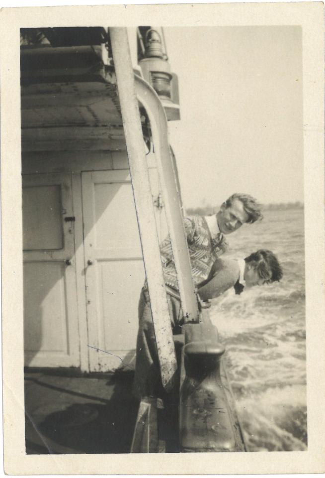 Adèle de Ridder en Bennek Maniewski tijdens een boottochtje in 1929. Adèle staart in het water. Bennek heeft zijn linkerarm rond haar middel geslagen. 