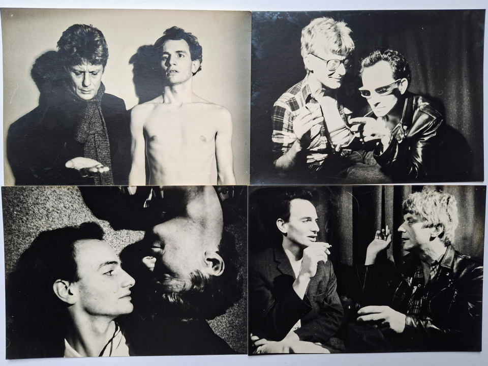 Vier zwartwitfoto's van scènes uit een theaterstuk. Op elke foto staan twee mannen, telkens in een andere setting.