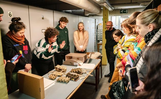 Literatuurstudenten op bezoek in het depot