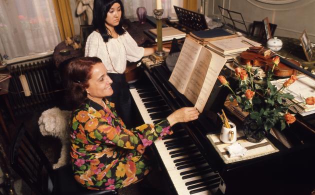 Denise Tolkowsky aan de piano