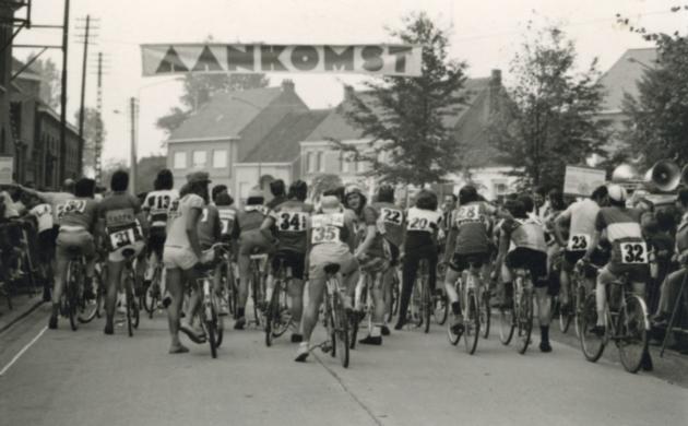 Aankomst renners op het artiestenwielercriterium in Opdorp, 1971.