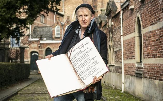 Peter Holvoet-Hanssen met het Grootboek in handen