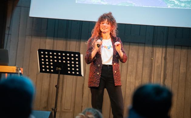 Foto van Lotte Lola Vermeer op een podium met een google T-shirt aan