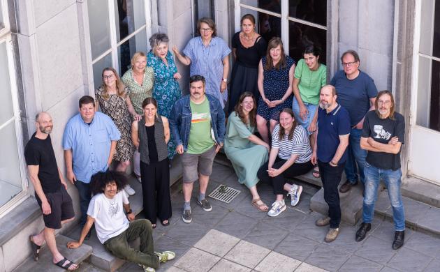 Groepsfoto van een aantal medewerkers op het binnenplein