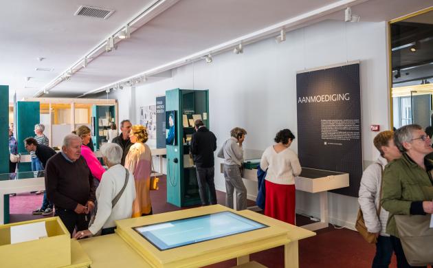 Bezoekers in de thema-expo Beginnen