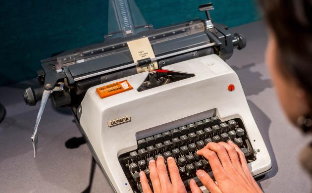 Iemand typt op een oude typmachine