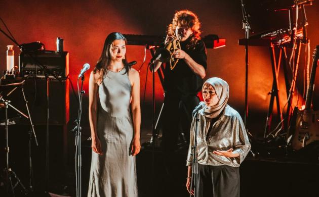 Sevda Sogutlu en Lisa Koo Gautama samen op het podium tijdens een performance