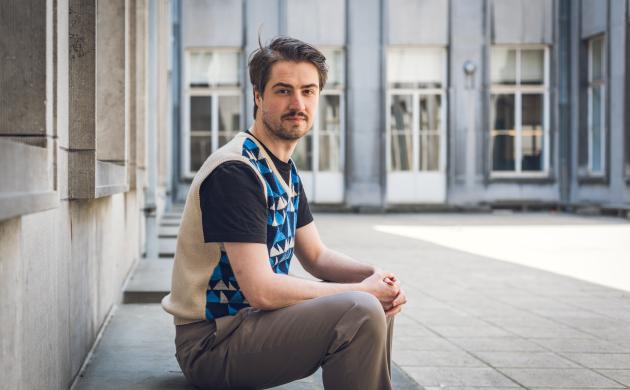 Portretfoto van Jonathan van der Horst op het binnenplein van het Letterenhuis