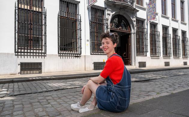 Portretfoto van Marthe Nelissen op de stoep voor het Letterenhuis