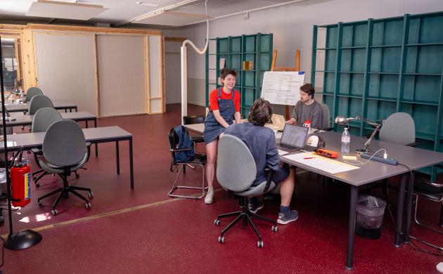 Auteurs van De Verdieping in overleg aan de bureaus in de cocreatieruimte