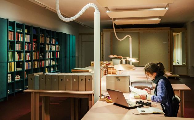 Onderzoek in de leeszaal van het Letterenhuis