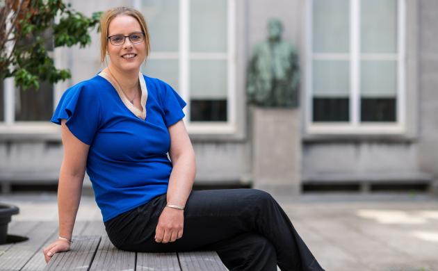 Portretfoto van Aline Sax op de binnenplaats van het Letterenhuis