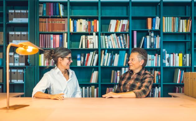 Anne Provoost en Dimitri Bontenakel in de publieksruimte van het Letterenhuis