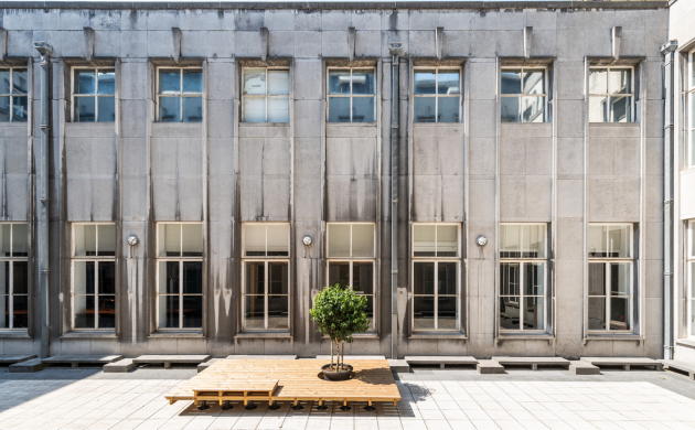 Zicht op de binnenkoer van het Letterenhuis