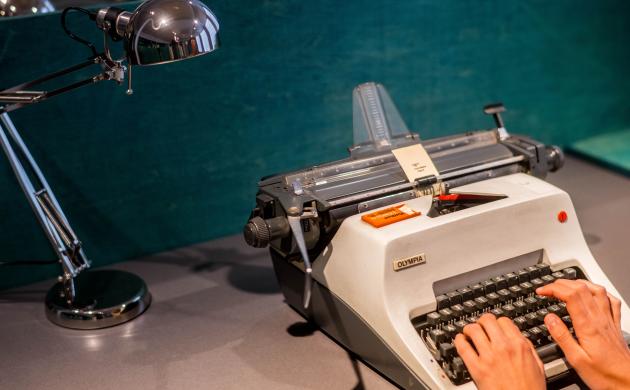 Twee handen op een schrijfmachine