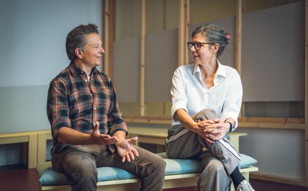 Foto van Dimitri Bontenakel en Anne Provoost die op een bank zitten te praten