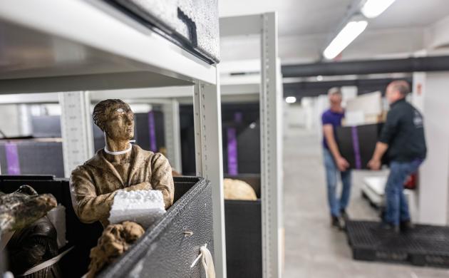 Beelden in de nieuwe grootvakstelling en op de achtergrond twee medewekers van Object Care die nog meer beelden op hun plaats zetten