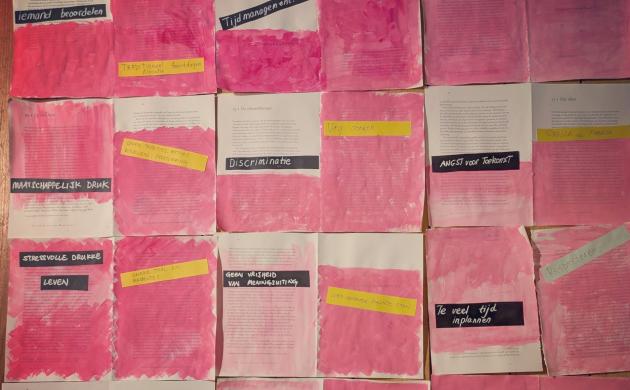 Een kunstwerk toont de tegenstrijdigheden die moeders met migratieachtergrond ervaren in een ander land. Het is een collage van bladen uit magazines die in het roze overschilderd zijn. Op de collage hangen woorden als discriminatie, angst voor teokomst en sociale dwang in zwarte kaders. In gele kaders zie je o.a. vrij denken, unieke taal en perspectief, en hartelijkheid staan.