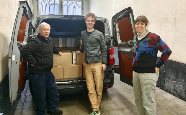 Een volgeladen bestelwagen met het archief van de Vlaamse politicus Maurits Van Haegendoren.