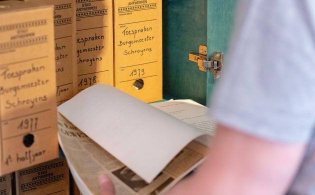 Een man bladert in een archiefstuk