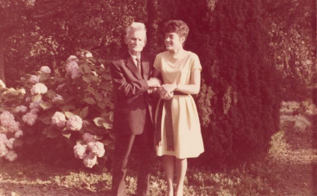 Stijn Streuvels met kleindochter Leentje Vandemeulebroecke in de tuin