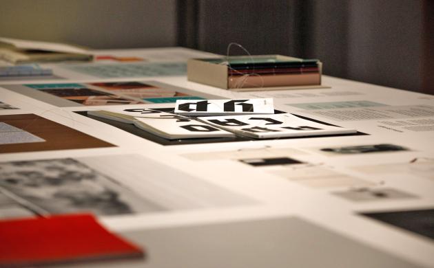 Plantin Instituut voor Typografie, expo boekontwerp 2026 - je ziet een aantal boeken op een toontafel, waarvan enkele met opvallende typografie.