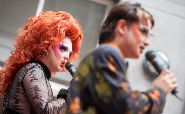Drag artists van DWAAS collectief tijdens Museumnacht 2025 in het Letterenhuis. Links Haas, rechts Idiot the Clown
