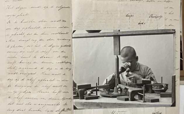 Pagina uit de vakwoordenlijst voor ambachten uit de diamantverwerking, geïllustreerd met een zwartwitfoto van een jonge man die met een loupe iets bestudeert.
