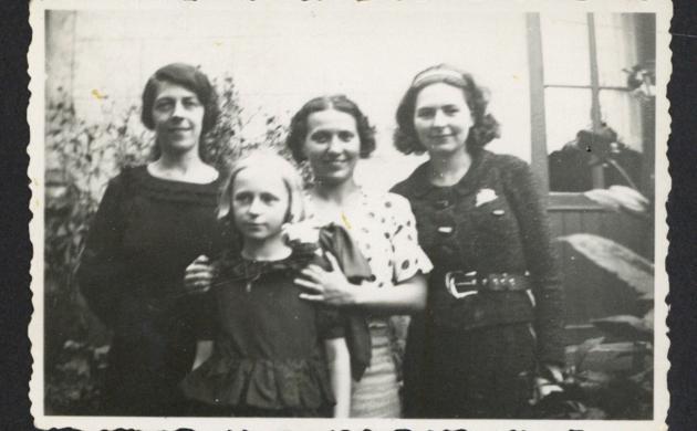 Zwart wit foro met van links naar rechts: Julia Tulkens, Hilda Tulkens, Eugénie Boeye en Romaine Fechen