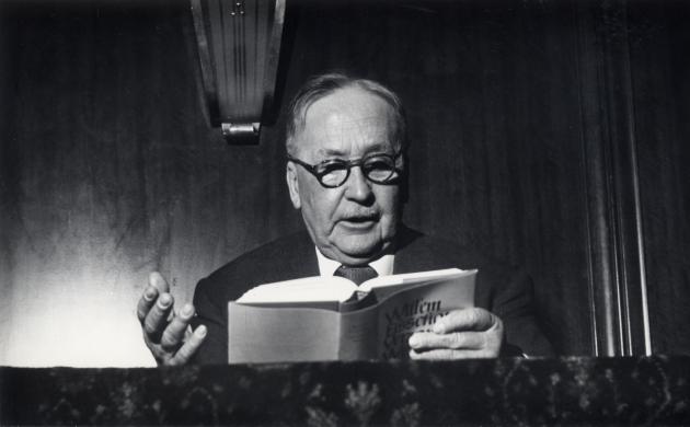 Willem Elsschot leest voor uit het pas verschenen Verzameld Werk in de Bijenkorf in Rotterdam, 1957.