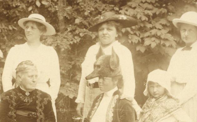 Jeanne Flament in gezelschap van enkele dames en kinderen