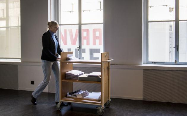 Medewerker Letterenhuis met documentenkar