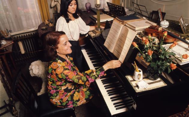 Denise Tolkowsky aan de piano