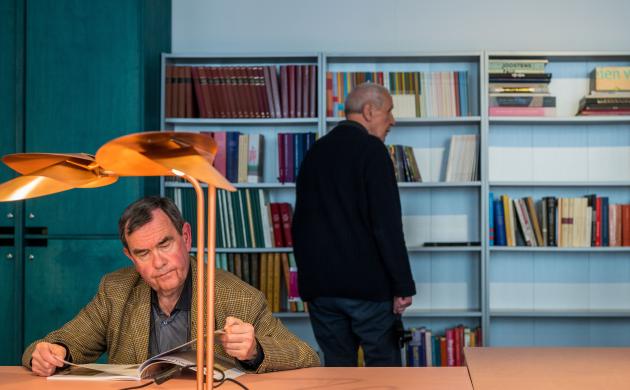 Lezende man in de leeszaal
