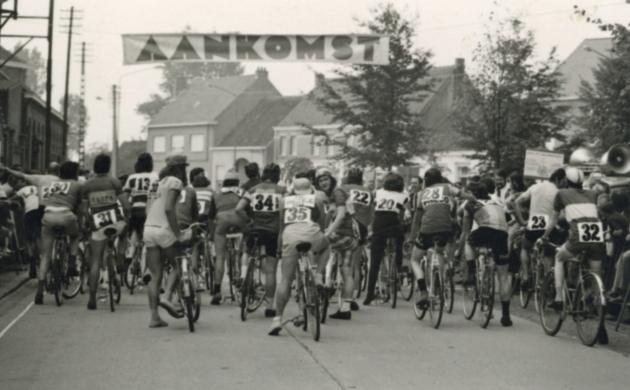 Aankomst renners op het artiestenwielercriterium in Opdorp, 1971.