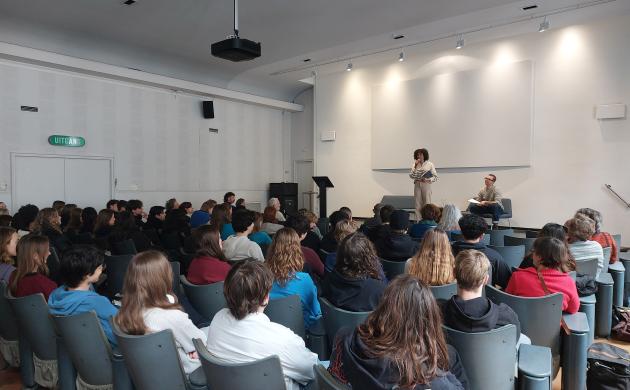 Blik op de volle zaal tijdens de auteurslezing van Esohe Weyden
