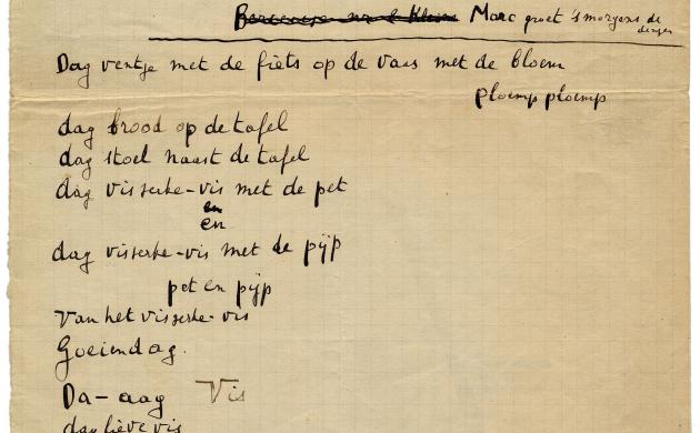 Het manuscript van 'Marc groet 's morgens de dingen' met zwarte inkt geschreven op een bruinig papier 