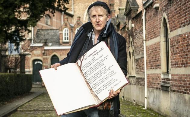 Peter Holvoet-Hanssen met het Grootboek in handen